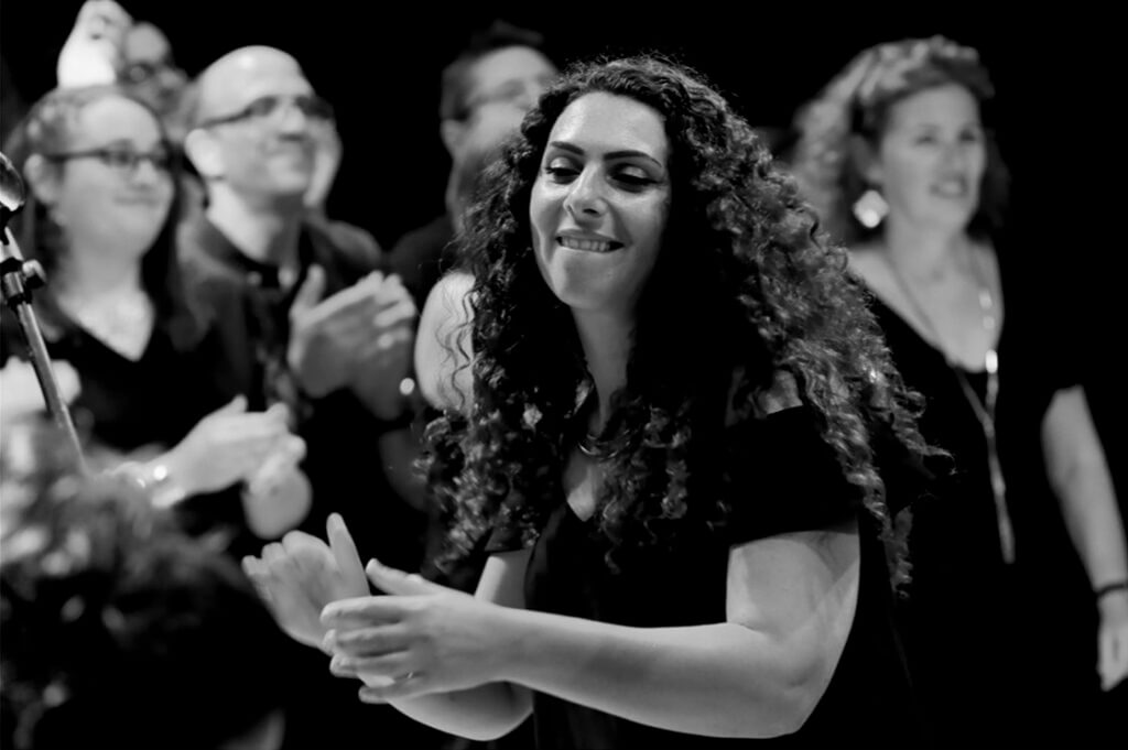 Sandy la cheffe de choeur dirige la chorale Gospel Fusion